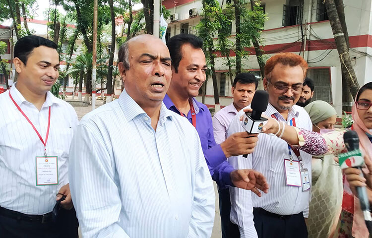 দেশের সব বিভাগে একযোগে অনুষ্ঠিত ৪৪তম বিসিএস প্রিলিমিনারি পরীক্ষায় কোনো ধরনের প্রশ্নপত্র ফাঁস বা অপ্রীতিকর ঘটনার খবর পাওয়া যায়নি বলে জানিয়েছেন বাংলাদেশ সরকারি কর্ম কমিশনের চেয়ারম্যান মো. সোহরাব হোসাইন। পরীক্ষা চলাকালে আজ বেলা ১১টার দিকে রাজধানীর ঢাকা কলেজ কেন্দ্র পরিদর্শন শেষে সাংবাদিকদের তিনি এ কথা জানান। ছবি: জাগো নিউজ