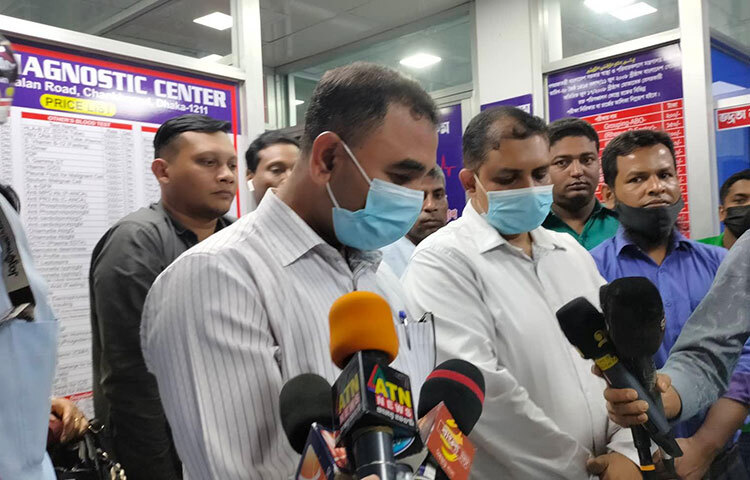 স্বাস্থ্য অধিদপ্তরের ৭২ ঘণ্টার আলটিমেটাম শেষে রাজধানীর বিভিন্ন এলাকায় অবৈধ ক্লিনিক ও ডায়াগনস্টিক সেন্টারে অভিযান পরিচালনা করছে জাতীয় ভোক্তা অধিকার সংরক্ষণ অধিদপ্তর। আজ রাজধানীর চাঁনখারপুল এলাকায় মেডিপ্যাথ ডায়াগনস্টিক সেন্টার ও অ্যাকটিভ ডায়াগনস্টিক সেন্টারে মাধ্যমে এ অভিযান শুরু হয়। অভিযানে নেতৃত্ব দেন অধিদপ্তরের সহকারী পরিচালক আব্দুল জব্বার মন্ডল। ছবি: বিপ্লব দিক্ষিৎ