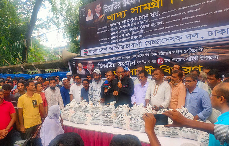 বিএনপির ভাইস চেয়ারম্যান শামসুজ্জামান দুদু বলেছেন, জিয়াউর রহমানকে স্মরণ করা মানে নির্যাতিত জনগণকে স্মরণ করা। আজ বিকেলে রাজধানীর জাতীয় প্রেস ক্লাবের সামনে জিয়াউর রহমানের ৪১তম শাহাদতবার্ষিকী উপলক্ষে ‘খাদ্যসামগ্রী বিতরণ’ অনুষ্ঠানে তিনি এসব কথা বলেন। ছবি: বিপ্লব দিক্ষিৎ