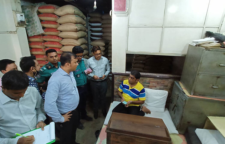 রাজধানীর বাবুবাজার এলাকায় চালের আড়তে অভিযান চালিয়েছে খাদ্য মন্ত্রণালয়। এসময় চাল মজুতকারী বিভিন্ন গুদামে লাইসেন্স আছে কি না- তা পরীক্ষা করা হয়। আজ বিকেলে এ অভিযান পরিচালনা করা হয়। অভিযানে নেতৃত্ব দেন খাদ্য মন্ত্রণালয়ের উপসচিব হারুনুর রশিদ। ছবি: জাগো নিউজ