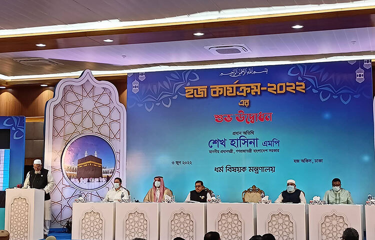 ধর্ম প্রতিমন্ত্রী মো. ফরিদুল হক খান বলেন, আগামী রোববার সকালে ৪১৯ জন হজযাত্রী নিয়ে বিমান বাংলাদেশ এয়ারলাইন্সের প্রথম ফ্লাইট ঢাকা থেকে সৌদি আরবের উদ্দেশে ছেড়ে যাবে। আজ সকালে রাজধানীর আশকোনা হজক্যাম্পে হজ কার্যক্রমের উদ্বোধনী অনুষ্ঠানে এ তথ্য জানান মন্ত্রী। ছবি: জাগো নিউজ