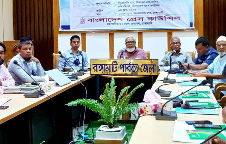 দেশে প্রকৃত সাংবাদিকদের ডাটাবেজ তৈরি হচ্ছে। স্নাতক ছাড়া কেউ সাংবাদিকতায় প্রবেশের সুযোগ পাবে না বলে জানিয়েছেন বাংলাদেশ প্রেস কাউন্সিলের চেয়ারম্যান বিচারপতি মো. নিজামুল হক নাসিম। আজ সকালে রাঙ্গামাটিতে কর্মরত সাংবাদিকদের প্রেস কাউন্সিল আইন ও আচরণবিধি এবং তথ্য অধিকার আইন বিষয়ে দিনব্যাপী প্রশিক্ষণ কর্মশালায় তিনি এ কথা জানান। ছবি: শংকর হোড়