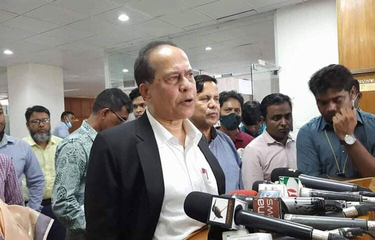 ভোটে অযোগ্য করতে ক্রেডিট ইনফরমেশন ব্যুরো (সিআইবি) তালিকাভুক্ত নয়, শুধু মামলা থাকলেই প্রার্থী হতে পারবে না- এমন প্রস্তাবে সায় দেননি ব্যাংকার ও সেবা প্রতিষ্ঠানের প্রতিনিধিরা। আজ নির্বাচন ভবনে ব্যাংক, সেবাপ্রতিষ্ঠান, বাংলাদেশ ব্যাংক, অর্থ মন্ত্রণালয়, আইন মন্ত্রণালয়, ঢাকা বিশ্ববিদ্যালয়ের আইন বিভাগের শিক্ষকসহ ১৪ জনের সঙ্গে বৈঠক করেন প্রধান নির্বাচন কমিশনার কাজী হাবিবুল আউয়াল। ছবি: বিপ্লব দিক্ষিৎ