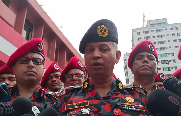 ফায়ার সার্ভিস ও সিভিল ডিফেন্সের মহাপরিচালক ব্রিগেডিয়ার জেনারেল মো. মাইন উদ্দিন বলেছেন, এ ঘটনায় আমরা মর্মাহত, শোকাহত, বেদনার দিন। আজ বেলা সাড়ে ১১টায় রাজধানীর পুরান ঢাকার ফুলবাড়ীয়ায় ফায়ার সার্ভিস ও সিভিল ডিফেন্স অধিদপ্তরে নিহত ফায়ার ফাইটার শাকিল তালুকদারের জানাজা শেষে সাংবাদিকদের এসব কথা বলেন তিনি। ছবি: জাগো নিউজ