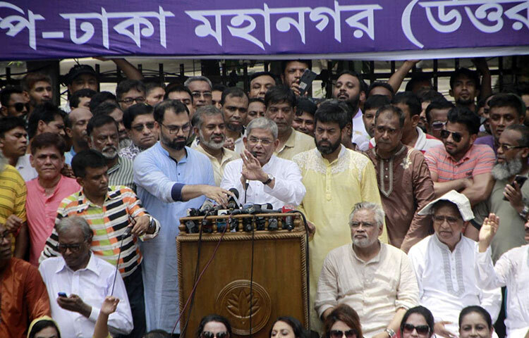 বিএনপির মহাসচিব মির্জা ফখরুল ইসলাম আলমগীর বলেছেন, আমরা যখন ছাত্র ছিলাম, রাজপথে স্লোগান দিতাম...। তখন ১০ টাকা তেলের দাম বাড়লে বিরাট দাম বেড়ে যেত। তখন আমরা বলতাম ১০ টাকার তেল খেয়ে স্বর্গে যাবো। এখন বলতে চাই, পদ্মা ব্রীজের টোল ও পদ্মা ব্রীজ দিয়ে স্বর্গে যাবো। আজ জাতীয় প্রেসক্লাবের সামনে অনুষ্ঠিত প্রতিবাদ সমাবেশে প্রধান অতিথির বক্তব্যে তিনি এসব কথা বলেন। ছবি: বিপ্লব দিক্ষিৎ