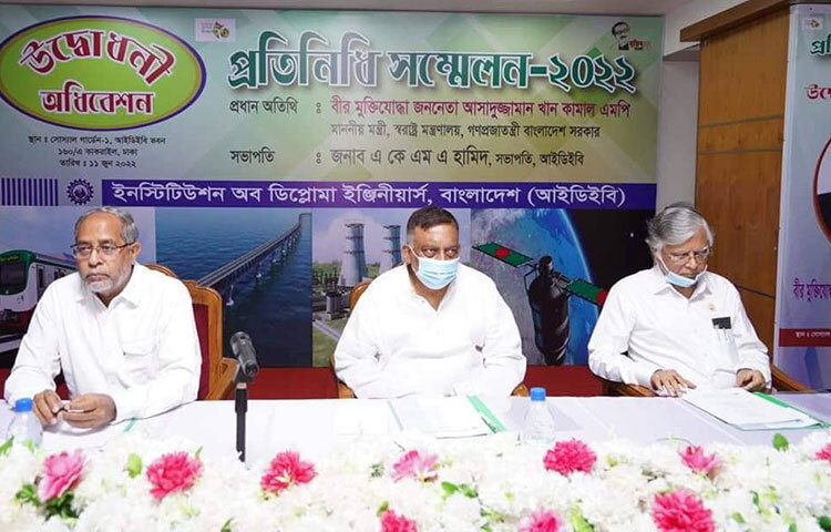 আইনি প্রক্রিয়া মেনেই খালেদা জিয়াকে চিকিৎসা নিতে বিদেশে যেতে হবে বলে মন্তব্য করেছেন স্বরাষ্ট্রমন্ত্রী আসাদুজ্জামান খান কামাল। আজ দুপুরে রাজধানীর কাকরাইলে ইনস্টিটিউশন অব ডিপ্লোমা ইঞ্জিনিয়ার্স বাংলাদেশ (আইডিইবি) হলে আয়োজিত এক অনুষ্ঠানে সাংবাদিকদের প্রশ্নের জবাবে এ কথা বলেন তিনি। ছবি: মাহবুব আলম