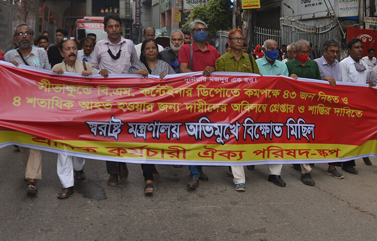 সীতাকুণ্ডে বিএম কন্টেইনার ডিপোতে অগ্নিকাণ্ডের ঘটনায় মালিকসহ দায়ীদের দ্রুত গ্রেফতার করে সর্বোচ্চ শাস্তির দাবি জানিয়েছে শ্রমিক কর্মচারী ঐক্য পরিষদ (স্কপ)। আজ বেলা সাড়ে ১১টায় রাজধানীর জাতীয় প্রেস ক্লাবের সামনে সমাবেশ ও স্বরাষ্ট্র মন্ত্রণালয় অভিমুখে বিক্ষোভ মিছিল থেকে এ দাবি জানানো হয়। ছবি: বিপ্লব দিক্ষিৎ