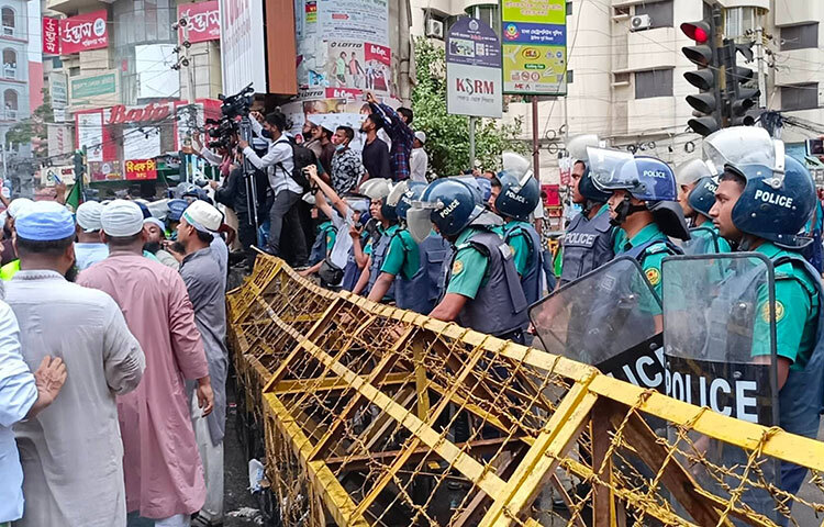 মহানবি হজরত মুহাম্মদকে (সা.) নিয়ে ভারতে এক বিজেপি নেতার অবমাননাকর মন্তব্যের প্রতিবাদে রাজধানীর বায়তুল মোকাররমের উত্তর গেটে সমাবেশ করেছে ইসলামী আন্দোলন বাংলাদেশ। আজ বেলা সাড়ে ১২টায় সমাবেশটি বায়তুল মোকাররম থেকে শান্তিনগর মোড় পর্যন্ত পৌঁছালে পুলিশ ব্যারিকেড দিয়ে আটকে দেয়। ছবি: জাগো নিউজ