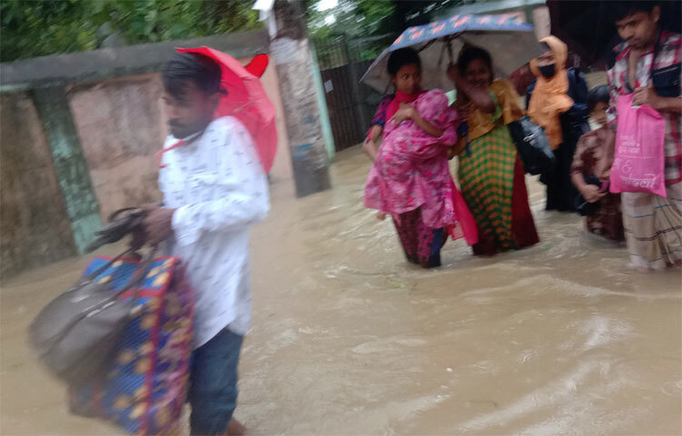 নিরাপদ আশ্রয়ের সন্ধানে যাচ্ছেন বন্যা কবলিত মানুষ। ছবি: ছামির মাহমুদ