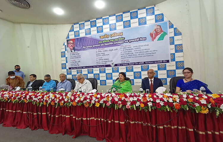 পদ্মা সেতু দেশের দক্ষিণাঞ্চলের মানুষের জন্য অর্থনৈতিক লাইফ লাইন রূপে কাজ করবে বলে জানিয়েছেন জাতীয় সংসদের স্পিকার ড. শিরীন শারমিন চৌধুরী। আজ বেলা ১১টায় রাজধানীর সিরডাপ মিলনায়তনে এক সেমিনারে এ কথা বলেন তিনি। সেমিনারটি আয়োজন করে আওয়ামী লীগের তথ্য ও গবেষণাবিষয়ক উপ-কমিটি। ছবি: মাহবুব আলম