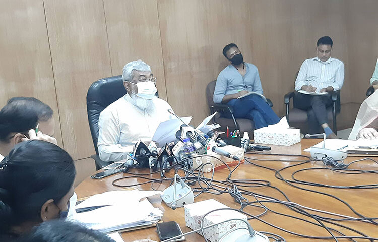 অপসাংবাদিকতার জন্য সংবাদ সরবরাহকারী প্রতিষ্ঠানকে জরিমানা করতে পারবে প্রেস কাউন্সিল। আজ প্রধানমন্ত্রীর কার্যালয়ে এক বৈঠক শেষে সচিবালয়ে প্রেস ব্রিফিংয়ে মন্ত্রিপরিষদ সচিব খন্দকার আনোয়ারুল ইসলাম এ তথ্য জানান। ছবি: বিপ্লব দিক্ষিৎ