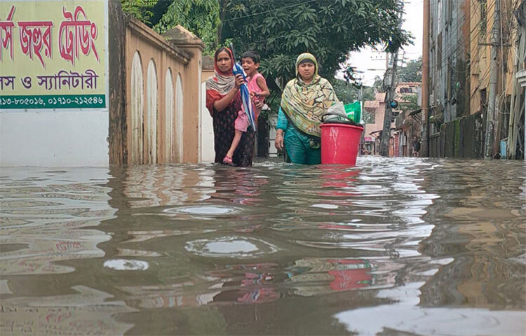 পানিবন্দি মানুষ জানান,  দোকানপাট খুললে কি হবে। বন্যার সময় সব কিছুর দাম ব্যবসায়ীরা বাড়িয়ে দিয়েছে। এটা নিয়ন্ত্রণ করার কেউ কি নেই। ছবি: লিপসন আহমেদ