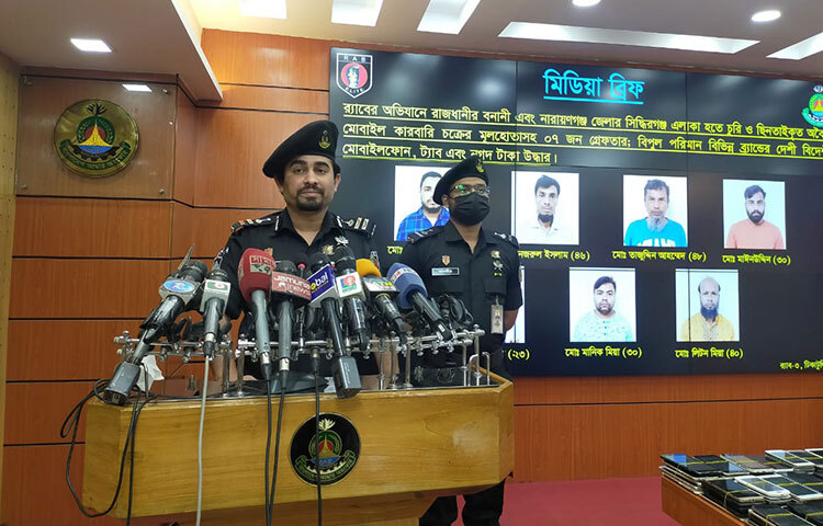 রাজধানীর বনানী ও নারায়ণগঞ্জ জেলার সিদ্ধিরগঞ্জ থেকে চুরি ও ছিনতাইকৃত মোবাইল ফোন কারবারি চক্রের মূলহোতাসহ সাতজনকে গ্রেফতার করেছে র‌্যাব-৩। আজ দুপুরে কারওয়ান বাজার র‌্যাব মিডিয়া সেন্টারে আয়োজিত সংবাদ সম্মেলনে এসব তথ্য জানান র‌্যাব-৩ এর অধিনায়ক (সিও) লেফটেন্যান্ট কর্নেল আরিফ মহিউদ্দিন আহমেদ। ছবি: জাগো নিউজ