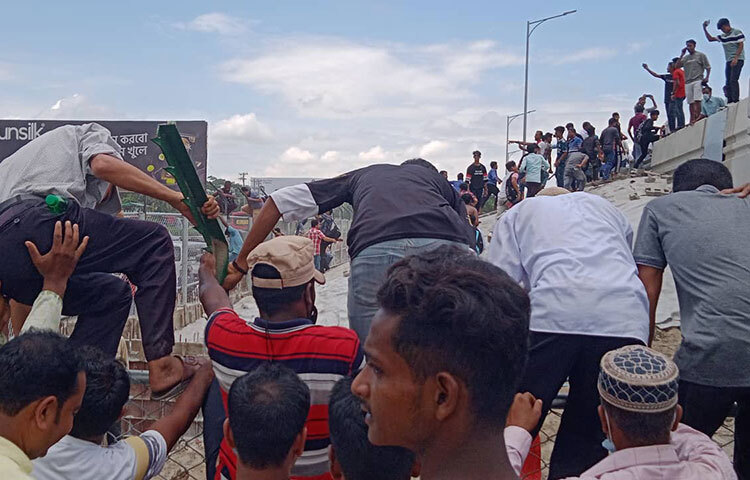 উদ্বোধনের পর পদ্মা সেতুতে উঠছেন উৎসুক দর্শনার্থীরা। ছবি: জাগো নিউজ