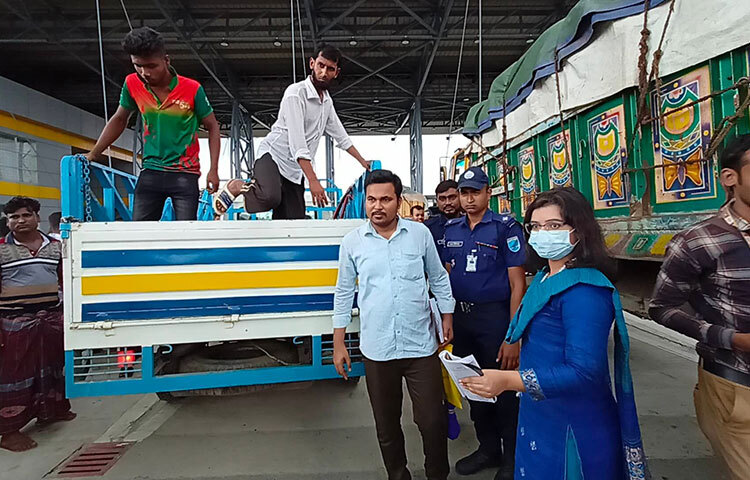 পদ্মা সেতুতে গাড়ি চলাচলের প্রথম দিন জাজিরা প্রান্ত থেকে পিকআপে করে পদ্মা পাড়ি দিতে যাচ্ছিলেন প্রায় ২০ জন যাত্রী। তারা সবাই জাজিরা এলাকার স্থানীয়। তবে ছোট পিকআপে করে পদ্মা সেতু পাড়ি দিতে চাইলে সেটিকে আটকান নির্বাহী ম্যাজিস্ট্রেট। আজ দুপুর আড়াইটার দিকে তাদের বাধা দেন নির্বাহী ম্যাজিস্ট্রেট জাজিরা উপজেলার সহকারী কমিশনার (ভূমি) উম্মে হাবিবা ফারজানা। ছবি: জাগো নিউজ