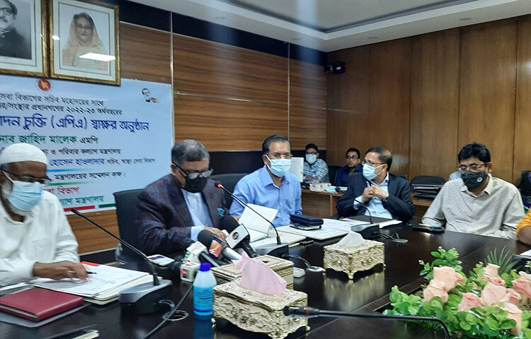 শিক্ষাক্ষেত্রে সরকারি-বেসরকারি বৈষম্য দূরীকরণসহ ১১ দফা দাবি ও সারাদেশে শিক্ষক নির্যাতনের প্রতিবাদ জানিয়েছে বাংলাদেশ শিক্ষক সমিতি (বিটিএ)। আজ রাজধানীর সেগুনবাগিচায় সমিতির কেন্দ্রীয় কার্যালয়ে এক সংবাদ সম্মেলনে এ দাবি জানানো হয়। ছবি: বিপ্লব দিক্ষিৎ