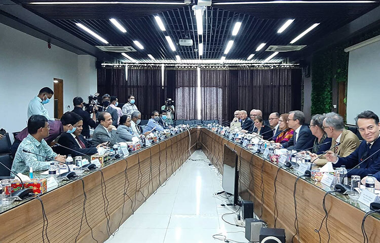 আগামী জাতীয় নির্বাচন ঘিরে দেশের রাজনৈতিক দলগুলোর মধ্যে দূরত্ব ঘোচাতে নির্বাচন কমিশন চেষ্টা চালিয়ে যাবে বলে জানিয়েছেন প্রধান নির্বাচন কমিশনার কাজী হাবিবুল আউয়াল। আজ বাংলাদেশে নিযুক্ত ইউরোপীয় ইউনিয়নের হাইকমিশনের নেতৃত্বে অর্গানাইজেশন ফর ইকোনমিক কো-অপারেশন অ্যান্ড ডেভেলপমেন্টভুক্ত (ওইসিডি) দেশসমূহের কূটনীতিকদের সঙ্গে বৈঠক শেষে তিনি এসব কথা বলেন। ছবি: বিপ্লব দিক্ষিৎ