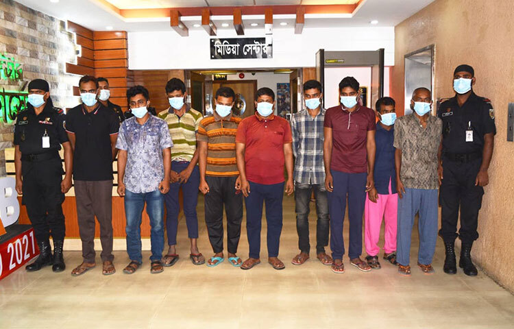 গত পাঁচ বছর ধরে সংঘবদ্ধ হয়ে রংপুর ও গাজীপুরের বিভিন্ন এলাকায় ডাকাতি করে আসছিল একটি চক্র। চক্রটির সদস্যরা প্রথমে চুরি ও ছিনতাইয়ের সঙ্গে জড়িয়ে দফায় দফায় কারাগারে যায়। আজ দুপুরে কারওয়ান বাজার র‌্যাব মিডিয়া সেন্টারে আয়োজিত সংবাদ সম্মেলনে এসব তথ্য জানান র‌্যাব-১ এর অধিনায়ক লেফট্যান্ট কর্নেল আব্দুল্লাহ আল মোমেন। ছবি: বিপ্লব দিক্ষিৎ