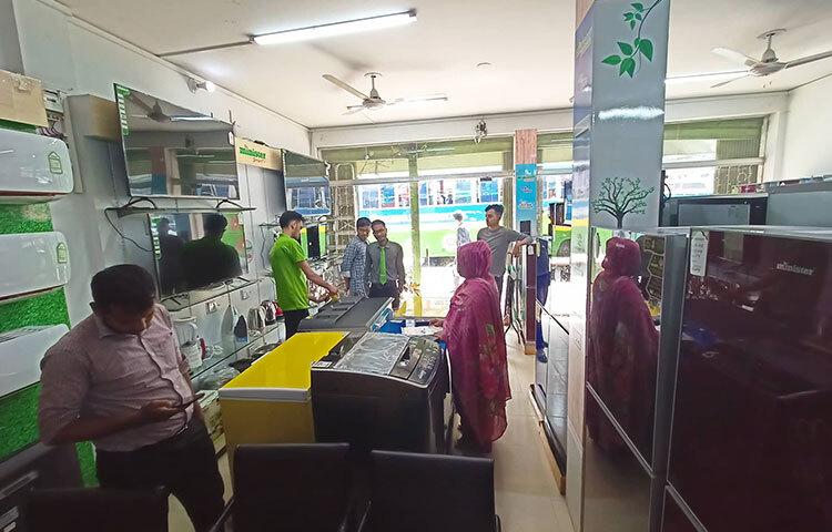 কোরবানি ঈদকে কেন্দ্র করে ফ্রিজ বিক্রি বেড়েছে। রাজধানীর বিভিন্ন ইলেকট্রনিকস দোকানে ঘুরে এমনটাই দেখা গেছে। ছবি: বিপ্লব দিক্ষিৎ