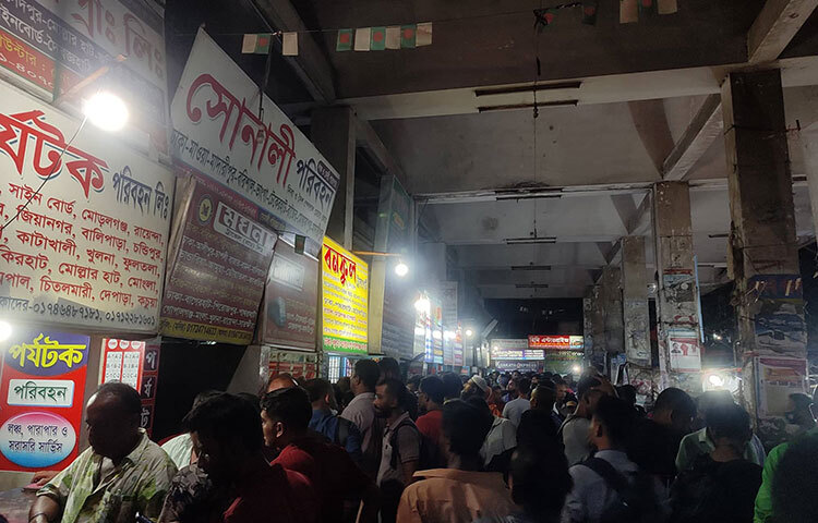 রাধানীর বিভিন্ন বাস টার্মিনালে গিয়ে দেখা গেছে ঘরমুখো মানুষের উপচেপড়া ভিড়। ছবি: বিপ্লব দিক্ষিৎ