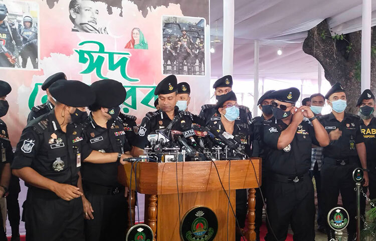 ঈদুল আজহা ঘিরে দেশের কোথাও কোনো নাশকতা বা অপ্রীতিকর পরিস্থিতি সৃষ্টির তথ্য নেই। তবে যে কোনো অনাকাঙ্ক্ষিত পরিস্থিতি মোকাবিলা এবং মানুষের ঈদ উদযাপন নির্বিঘ্ন ও উৎসবমুখর করতে সর্বোচ্চ প্রস্তুতি নিয়েছে র‌্যাপিড অ্যাকশন ব্যাটালিয়ন (র‌্যাব)। আজ রাজধানীর জাতীয় ঈদগাহের নিরাপত্তা ব্যবস্থা পর্যবেক্ষণ শেষে সাংবাদিকদের এ তথ্য জানিয়েছেন র‌্যাবের অতিরিক্ত মহাপরিচালক (অপারেশনস) কর্নেল মো. কামরুল হাসান। ছবি: জাগো নিউজ