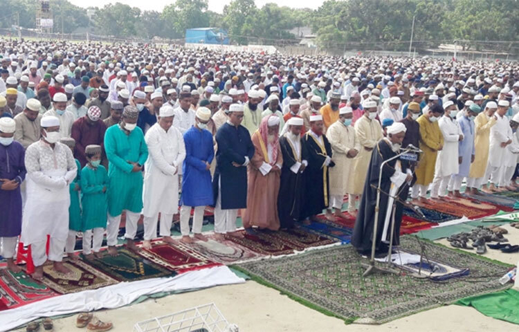 এশিয়া মহাদেশের সবচেয়ে বড় ঈদগাহ মিনার দিনাজপুর গোর-এ শহীদ বড় ময়দানে পবিত্র ঈদুল আজহার জামাত অনুষ্ঠিত হয়েছে। একসঙ্গে প্রায় তিন লাখ মুসল্লি নামাজ আদায় করেছেন বলে দাবি করেছেন আয়োজকরা। আজ সকাল সাড়ে ৮টায় দেশের সবচেয়ে বড় এ ঈদের জামাতে ইমামতি করেন মাওলানা শামসুল হক কাসেমী। ছবি: জাগো নিউজ