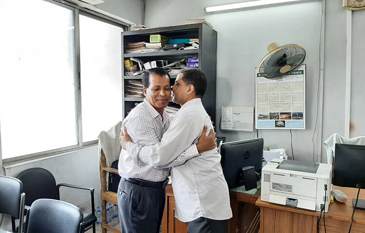 ঈদুল আজহার ছুটি শেষে খুলেছে সরকারি-বেসরকারি অফিস। অফিস খুললেও ঈদের আমেজে কর্মকর্তারা। আজ সকাল থেকে সচিবালয় ঘুরে দেখা গেছে, বেশিরভাগ মন্ত্রণালয় ও বিভাগেই শূন্যতা বিরাজ করছে। বেশির ভাগ কর্মকর্তা-কর্মচারীই অফিস করছেন না। মন্ত্রণালয়গুলোর জরুরি সেবা সংশ্লিষ্ট দু-একটি শাখা খোলা রয়েছে। ছবি: জাগো নিউজ