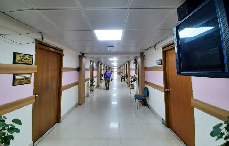 সংশ্লিষ্টরা বলছেন, ঈদের ছুটি সোমবার পর্যন্ত থাকলেও অধিকাংশ কর্মকর্তা-কর্মচারি মঙ্গল থেকে বৃহস্পতিবার ছুটি নিয়েছেন। এরপর সাপ্তাহিক ছুটি শুক্র শনিবার থাকায় রোববার থেকে অফিসপাড়া জমজমাট হতে পারে। ছবি: জাগো নিউজ