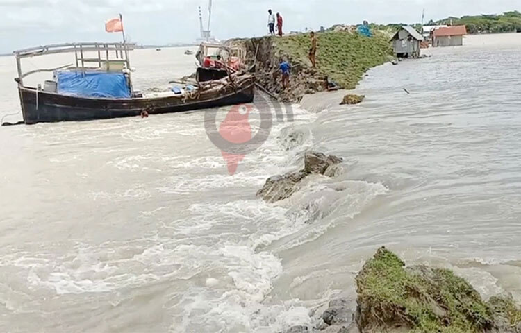 বরগুনার প্রধান নদীগুলোতে আশঙ্কাজনক হারে বেড়েছে পানি। এতে ঝুঁকিপূর্ণ বাঁধ ভেঙে জোয়ারের পানি প্রবেশ করেছে তালতলী উপজেলার বেশকিছু গ্রামে। ওই এলাকার আটটি গ্রাম গত চারদিন ধরে জোয়ারের পানিতে ভাসছে। ছবি: জাগো নিউজ