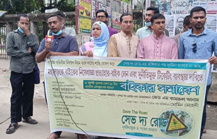 পদ্মা সেতুসহ সব সড়ক ও সেতুতে বাইকের নিষেধাজ্ঞা প্রত্যাহার ও আলাদা বাইক লেনের দাবি জানিয়েছে সেভ দ্য রোড নামের একটি সংগঠন। আজ বেলা সাড়ে ১১টায় জাতীয় প্রেস ক্লাবের সামনে বাইকার সমাবেশে এ দাবি জানায় সংগঠনটি। ছবি: বিপ্লব দিক্ষিৎ