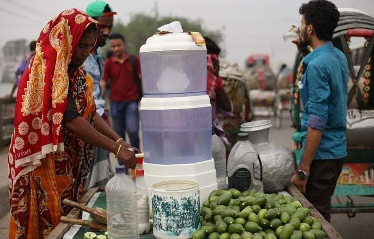 তীব্র গরমে দিশেহারা রাজধানীবাসী। গরম থেকে বাঁচতে অনেকেই ফুটপাতের শরবত খাচ্ছেন। মাহবুব আলম