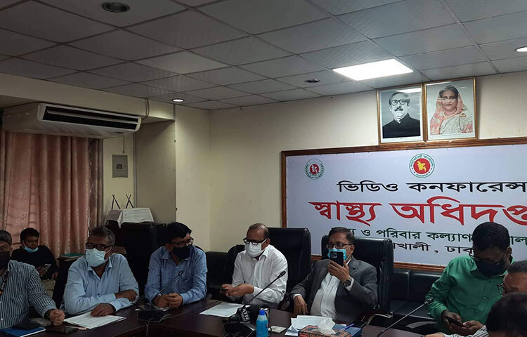 আগস্টের শুরুতে পাঁচ থেকে ১১ বছরের শিশুদের করোনার টিকা দেওয়ার পরিকল্পনা রয়েছে বলে জানিয়েছেন স্বাস্থ্য ও পরিবার কল্যাণমন্ত্রী জাহিদ মালেক। সুরক্ষা অ্যাপে শিক্ষা কেন্দ্রগুলোতে নিবন্ধন সম্পন্ন হলেই এই কার্যক্রমের শুরু হবে। আজ স্বাস্থ্য অধিদপ্তরের টিকা কার্যক্রমবিষয়ে এক সংবাদ সম্মেলনে তিনি এসব কথা জানান। ছবি: জাগো নিউজ