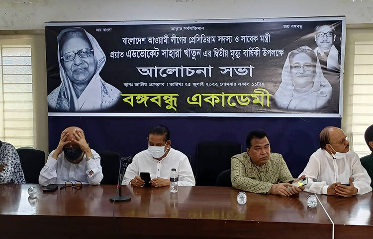 দাওয়াত না পেয়েও ‘প্রধানমন্ত্রী চায়ের দাওয়াত দিয়েছেন’ বিএনপি এমন কথা বলে বেড়াচ্ছেন বলে মন্তব্য করেছেন আওয়ামী লীগের প্রেসিডিয়াম সদস্য ও সাবেক খাদ্যমন্ত্রী কামরুল ইসলাম। আজ জাতীয় প্রেস ক্লাবে বাংলাদেশ আওয়ামী লীগের সাবেক প্রেসিডিয়াম সদস্য ও সাবেক স্বরাষ্ট্রমন্ত্রী সাহারা খাতুনের দ্বিতীয় মৃত্যুবার্ষিকী উপলক্ষে এক আলোচনা সভায় তিনি এ মন্তব্য করেন। ছবি: জাগো নিউজ