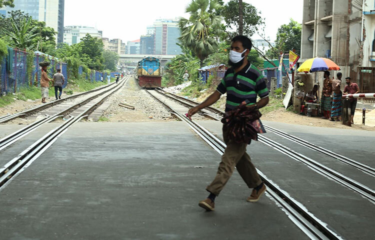ট্রেন আসছে দেখেও দৌড়ে ক্রসিং পার হচ্ছেন এক পথচারী। এর কারণে দেশে বাড়ছে ট্রেন দুর্ঘটনা। ছবি: মাহবুব আলম