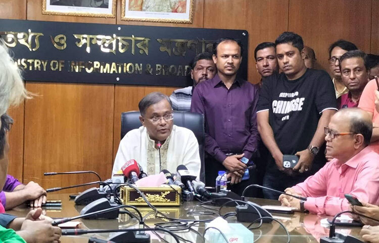 ক্ষমতায় গেলে বিএনপি সবার হাতে হারিকেন ধরিয়ে দেবে বলে মন্তব্য করেছেন তথ্য ও সম্প্রচারমন্ত্রী ড. হাছান মাহমুদ। তিনি বলেন, বাংলাদেশে আওয়ামী লীগের ভিত অনেক গভীরে প্রথিত। আজ সচিবালয়ে তথ্য মন্ত্রণালয়ের সম্মেলন কক্ষে ঢাকা সাংবাদিক ইউনিয়নের সঙ্গে মতবিনিময় ও সমসাময়িক ইস্যুতে সাংবাদিকদের এক প্রশ্নের জবাবে তিনি এসব কথা বলেন। ছবি: জাগো নিউজ