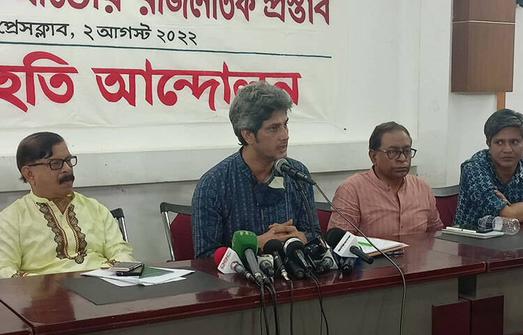 নাগরিক ঐক্যের আহ্বায়ক মাহমুদুর রহমান মান্না বলেছেন, ‘আওয়ামী লীগের রাজনৈতিক ভিত্তি নেই। মানুষ এখন আওয়ামী লীগকে বিশ্বাস করে না। আবার বিরোধী দল হিসেবে বিএনপিকেও বিশ্বাস করে না। তারা বিকল্প চান। আমরা সেই চেষ্টা করছি।’ আজ জাতীয় প্রেস ক্লাবের তফাজ্জল হোসেন মানিক মিয়া হলে ‘ভোটাধিকার ও গণতন্ত্র প্রতিষ্ঠায় রাজনৈতিক প্রস্তাব’ শীর্ষক মতবিনিময় সভায় তিনি এসব কথা বলেন। গণসংহতি আন্দোলন এ সভার আয়োজন করে। ছবি: জাগো নিউজ