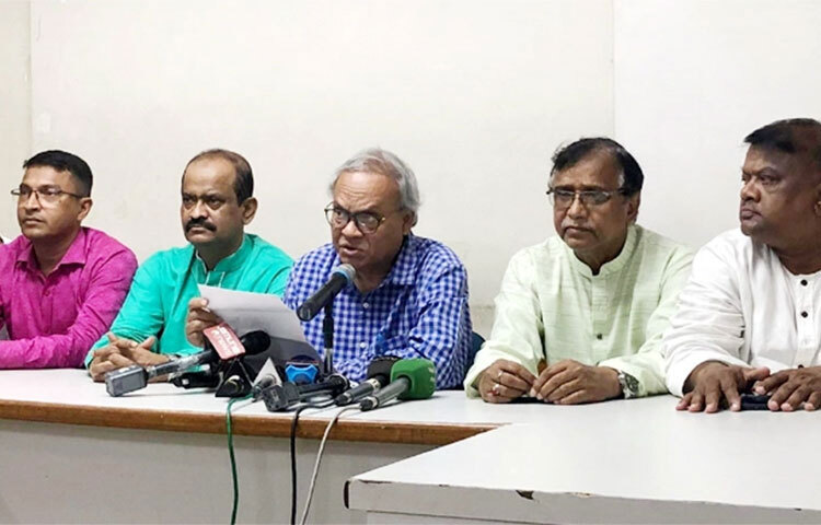 প্রধানমন্ত্রী ও মন্ত্রীদের মুখে ষড়যন্ত্র, চক্রান্তের কথা শুনতে শুনতে জনগণের কান ঝালাপালা হয়ে গেছে বলে মন্তব্য করেছেন বিএনপির সিনিয়র যুগ্ম মহাসচিব রুহুল কবির রিজভী। আজ বিকেলে রাজধানীর নয়াপল্টনে দলের কেন্দ্রীয় কার্যালয় অনুষ্ঠিত সংবাদ সম্মেলনে তিনি এ মন্তব্য করেন। ছবি: বিপ্লব দিক্ষিৎ