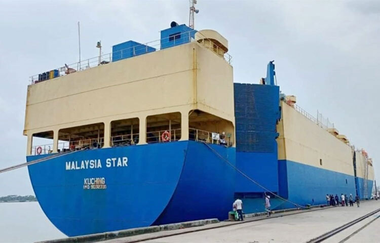 প্রথমবারের মতো জাপান থেকে সরাসরি মোংলা বন্দরে এসেছে বিদেশি গাড়িবোঝাই একটি জাহাজ। আজ সকাল সাড়ে ৭টার দিকে মালয়েশিয়ান পতাকাবাহী জাহাজ এমভি মালয়েশিয়া স্টার বন্দরের ৬ নম্বর জেটিতে ভেড়ে। ছবি: জাগো নউিজ