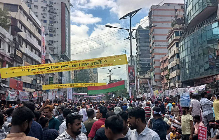 জ্বালানি তেলের অস্বাভাবিক মূল্যবৃদ্ধি, নজিরবিহীন লোডশেডিং, গণপরিবহনের ভাড়াবৃদ্ধি, নিত্যপ্রয়োজনীয় পণ্যের মূল্যবৃদ্ধি এবং ভোলা জেলায় পুলিশের গুলিতে দলীয় কর্মী নুরে আলম ও আব্দুর রহিমের হত্যার প্রতিবাদে সমাবেশ করেছে বাংলাদেশ জাতীয়তাবাদী দল (বিএনপি)। রাজধানীর নয়াপল্টনে দলের কেন্দ্রীয় কার্যালয়ের সামনে ঢাকা মহানগর উত্তর ও দক্ষিণ বিএনপি এ সমাবেশের আয়োজন করেছে। ছবি: জাগো নিউজ
