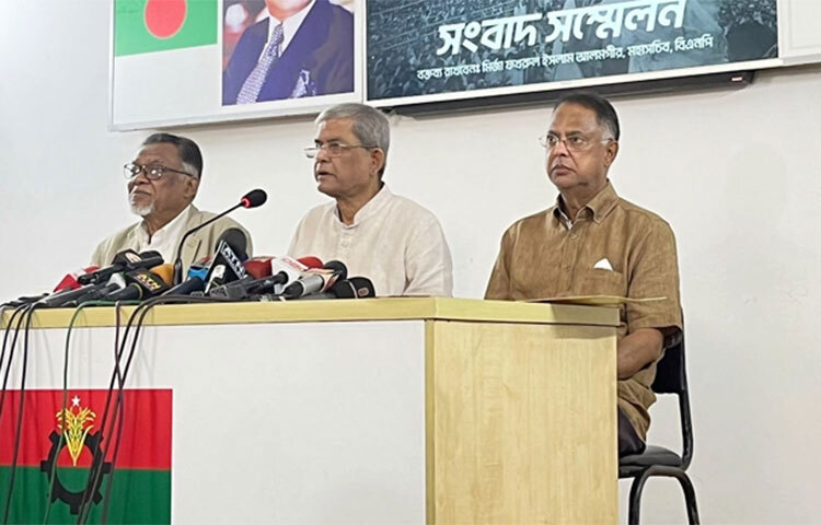 ‘বিশ্বের অন্যান্য দেশের তুলনায় বাংলাদেশের মানুষ বেহেশতে আছে’ পররাষ্ট্রমন্ত্রী ড. একে আব্দুল মোমেন এমন বক্তব্য দিয়ে জনগণের সঙ্গে তামাশা করেছেন বলে মন্তব্য করেছেন মির্জা ফখরুল ইসলাম আলমগীর। আজ দুপুরে রাজধানীর গুলশানে বিএনপি চেয়ারপারসনের কার্যালয়ে এক সংবাদ সম্মেলনে পররাষ্ট্রমন্ত্রীর বক্তব্যের প্রতিক্রিয়ায় তিনি এ মন্তব্য করেন। ছবি: জাগো নিউজ
