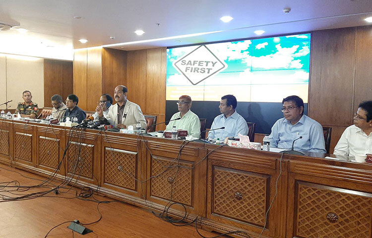 রাজধানীতে প্রকল্প বাস্তবায়নে পর্যাপ্ত নিরাপত্তা ব্যবস্থা না থাকায় সংশ্লিষ্টদের ওপর ক্ষোভ প্রকাশ করেছেন ঢাকা উত্তর সিটি করপোরেশনের (ডিএনসিসি) মেয়র আতিকুল ইসলাম। আজ ডিএনসিসির নগরভবনে এক আলোচনা সভায় বক্তব্যকালে এ ক্ষোভ প্রকাশ করেন। ছবি: বিপ্লব দিক্ষিৎ