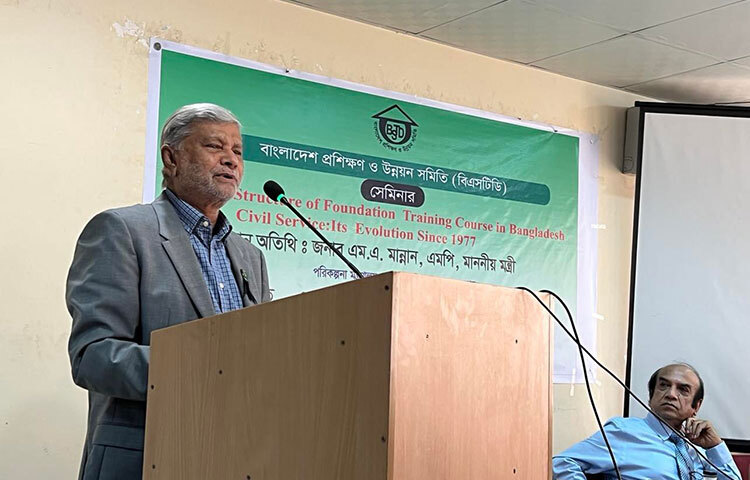বাংলাদেশ সিভিল সার্ভিসে (বিসিএস) পেশাগত ও কারিগরি মিলিয়ে অনেকগুলো ‘ক্যাডার’ রয়েছে। এসব ক্যাডার বিভক্তির প্রয়োজন নিয়ে প্রশ্ন তুলেছেন পরিকল্পনামন্ত্রী এম এ মান্নান। সরকার বিসিএস (প্রশাসন) ও বিসিএস (ইকোনমিক) ক্যাডার দুটিকে একীভূত করেছে। এতে কাজের আরও ক্ষতি হয়েছে বলে মন্তব্য করেছেন তিনি। আজ নগরীর ফার্মগেটে বাংলাদেশ প্রশিক্ষণ ও উন্নয়ন সমিতি (বিএসটিডি) মিলনায়তনে এক গবেষণা সেমিনারে প্রধান অতিথির বক্তব্যে মন্ত্রী এসব কথা বলেন। ছবি: জাগো নিউজ