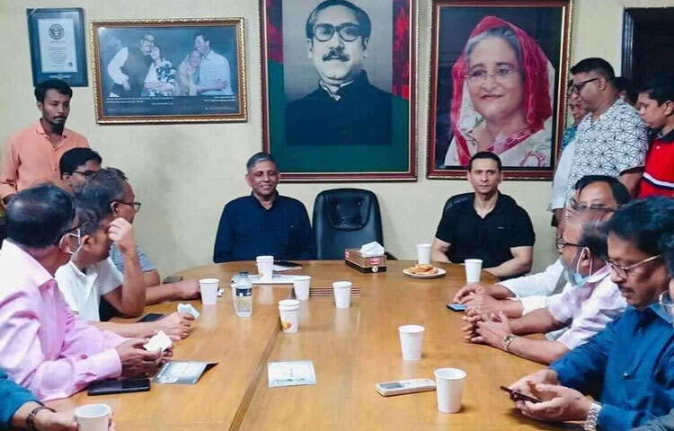 দীর্ঘদিন পর আওয়ামী লীগ সভাপতি শেখ হাসিনার ধানমন্ডির রাজনৈতিক কার্যালয়ে দেখা গেছে সাবেক স্বরাষ্ট্র প্রতিমন্ত্রী তানজিম আহমদ সোহেল তাজকে। বৃহস্পতিবার (২৫ আগস্ট) রাতে সেখানে যান তিনি। এ সময় তার আগমনকে ঘিরে উচ্ছ্বসিত হয়ে পড়েন নেতাকর্মীরা। ছবিটি আজ সামাজিক যোগাযোগমাধ্যমে ভাইরাল হয়েছে। ছবি: সংগৃহীত