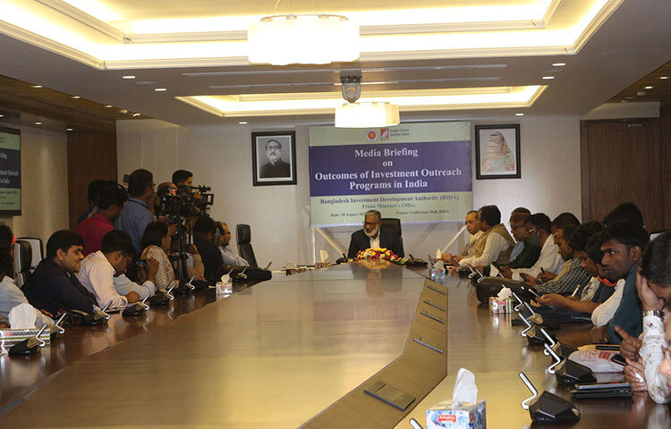 ভোজ্যতেল, কাগজ, পর্যটন, অটোমোবাইল, জুয়েলারি, মোটরসাইকেলসহ একাধিক খাতে যৌথভাবে ৮০০ কোটি টাকা বিনিয়োগের আগ্রহ দেখিয়েছেন ভারতের রাজস্থানের ব্যবসায়ীরা। আজ দুপুরে রাজধানীর বাংলাদেশ বিনিয়োগ উন্নয়ন কর্তৃপক্ষের (বিডা) কনফারেন্স রুমে এক সংবাদ সম্মেলনে এ তথ্য জানান প্রতিষ্ঠানটির বিদায়ী নির্বাহী চেয়ারম্যান সিরাজুল ইসলাম। ছবি: বিপ্লব দিক্ষিৎ