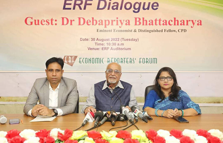 ডিজেল, পেট্রল, অকটেন ও কেরোসিনের দাম লিটারে পাঁচ টাকা করে কমিয়েছে সরকার। এ প্রসঙ্গে বিশিষ্ট অর্থনীতিবিদ ও সেন্টার ফর পলিসি ডায়ালগের (সিপিডি) ফেলো ড. দেবপ্রিয় ভট্টাচার্য বলেছেন, ৪০ টাকা নিয়ে ৫ টাকা ফেরতের সিদ্ধান্তের ভিত্তি কী? এই মুহূর্তে যে সিদ্ধান্তগুলো হচ্ছে, তার ভিত্তি কী? আজ ইকোনমিক রিপোর্টার্স ফোরাম (ইআরএফ) মিলনায়তনে ‘ইআরএফ ডায়ালগ’ অনুষ্ঠানে প্রধান অতিথির বক্তব্যে এসব প্রশ্ন করেন দেবপ্রিয়। ছবি: মাহবুব আলম