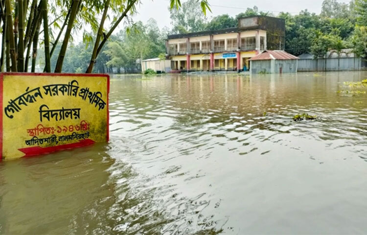 তিস্তাপাড়ে কয়েকবার বন্যার ধকল কাটতে না কাটতেই আবারও দেখা দিয়েছে বন্যা। উজানের ঢল ও টানা বৃষ্টিতে তিস্তার পানি বেড়ে নিম্নাঞ্চল ও তীরবর্তী এলাকা প্লাবিত হয়েছে। এতে তিস্তাপাড়ের প্রায় ১৫ হাজার মানুষ পানিবন্দি হয়ে পড়েছেন। পানি নিয়ন্ত্রণে ব্যারাজের ৪৪টি গেট খুলে দিয়েছে পানি উন্নয়ন বোর্ড (পাউবো)। ছবি: রবিউল হাসান