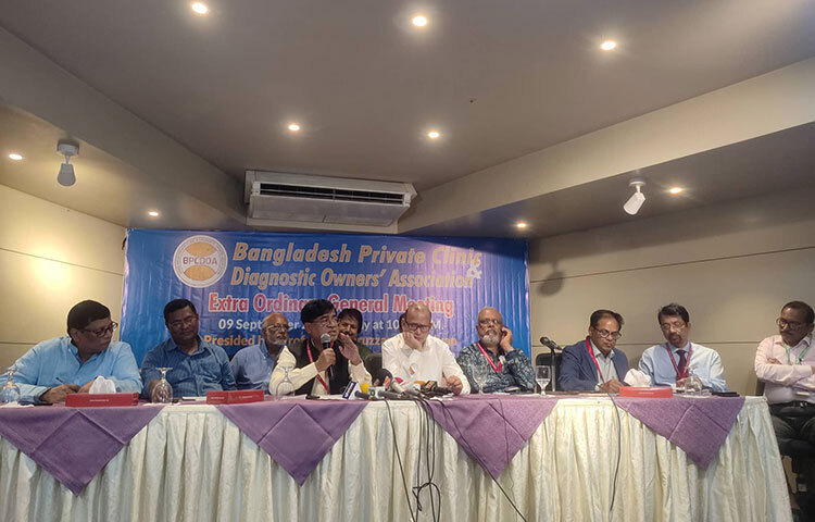 দেশের অনিবন্ধিত হাসপাতাল, ক্লিনিক ও ডায়াগনস্টিক সেন্টারগুলোকে ছাড় দেওয়ার কোনো সুযোগ নেই বলে জানিয়েছেন স্বাস্থ্য অধিদপ্তরের অতিরিক্ত মহাপরিচালক (এডিজি) অধ্যাপক ডা. আহমেদুল কবীর। আজ রাজধানীর মহাখালীতে ব্র্যাক সেন্টারে বাংলাদেশ প্রাইভেট হাসপাতাল ক্লিনিক অ্যান্ড ডায়াগনস্টিক অনার্স অ্যাসোসিয়েশন আয়োজিত সংবাদ সম্মেলনে তিনি এসব কথা বলেন। ছবি: বিপ্লব দিক্ষিৎ