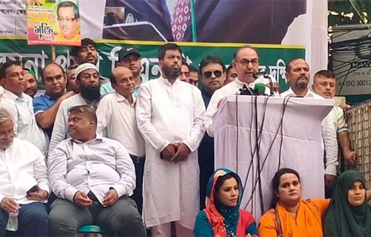 বিএনপির স্থায়ী কমিটির সদস্য মির্জা আব্বাস বলেছেন, ‘আমরা এখন অলিগলিতে মিছিল করবো। সরকারের ঠেকানোর ক্ষমতা থাকবে না। কেউ গুলি করলে আমরা তাকে ছাড় দেবো না।’ আজ বিকেলে রাজধানীর সেগুনবাগিচায় রমনা ও শাহবাগ থানা বিএনপি আয়োজিত প্রতিবাদ সমাবেশে তিনি এসব কথা বলেন। ছবি: জাগো নিউজ