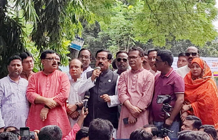 রেলের ভূমিতে বসবাসকারী উর্দুভাষীদের পুনর্বাসন না করে কোনো উচ্ছেদ নয়। দেশে প্রধানমন্ত্রী শেখ হাসিনা থাকতে কেউ গৃহহীন হবে না বলে জানিয়েছেন আওয়ামী লীগের প্রেসিডিয়াম সদস্য অ্যাডভোকেট জাহাঙ্গীর কবির নানক। আজ বেলা ১১টায় বিমানযোগে ঢাকা থেকে সৈয়দপুরে নেমে সড়ক পথে রংপুরে যাওয়ার সময় শহরের শহীদ সরণী চত্বরে অনুষ্ঠিত এক পথসভায় তিনি এসব কথা বলেন। ছবি: জাগো নিউজ