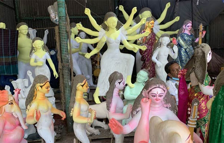 রাজধানী পুরান ঢাকার বাংলাবাজারের জমিদার বাড়ি, শাঁখারীবাজার, লক্ষ্মীবাজার, সূত্রাপুরে চলছে রাত-দিন প্রতিমা তৈরির কাজ। মাটি দিয়ে প্রতিমার আকৃতি দেওয়া হয়েছে ২ মাস আগেই। রোদে শুকিয়ে সেগুলোকে রঙ-তুলিরপ্রলেপ দিচ্ছেন প্রতিমা কারিগর ও সহযোগীরা। একই সঙ্গে চলছে সাজ-সজ্জার কাজও। ছবি: জাগো নিউজ